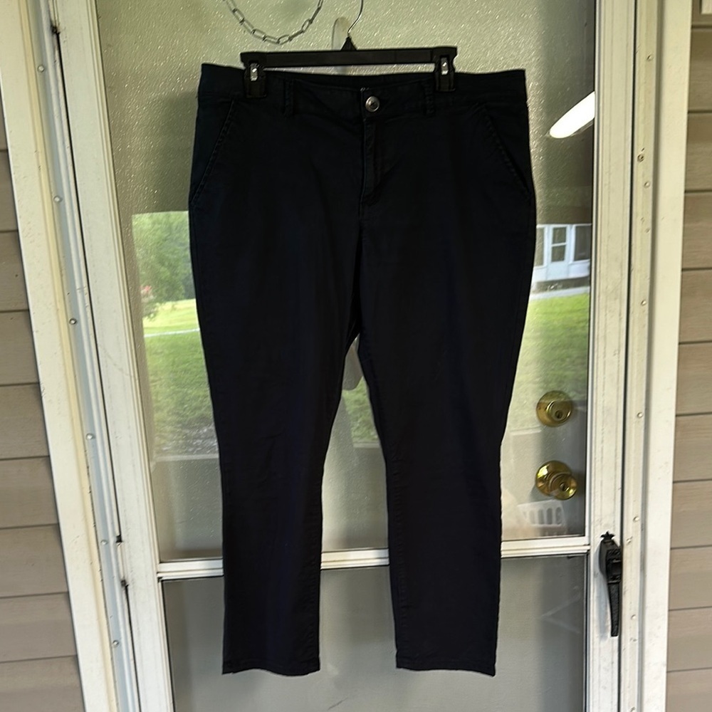 a.n.a Ankle Cropped Pants in Black